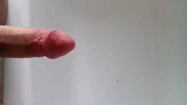 Petite branlette apres la douche