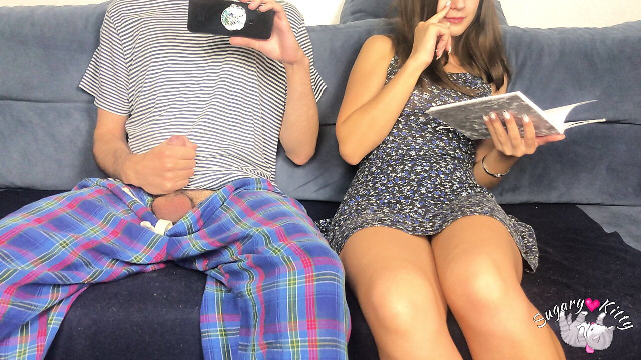 Üvey kardeşim önümde porno izliyor! ama azgınım ve birbirimize mastürbasyon yapıyoruz! orgazm