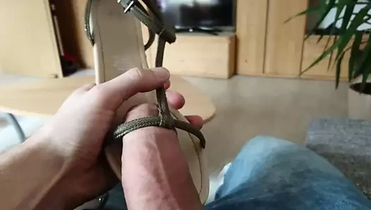 Kız kardeşlerimin yaz sandaletlerini sikeyim