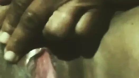 Azgın Hintli evli kadın amını ve büyük göğüslerini gösteriyor - kocası yokken mastürbasyon yapıyor