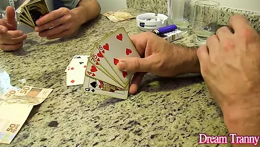 Sarışın travesti Carol Penelope yarak emmeden önce götünü parmaklıyor