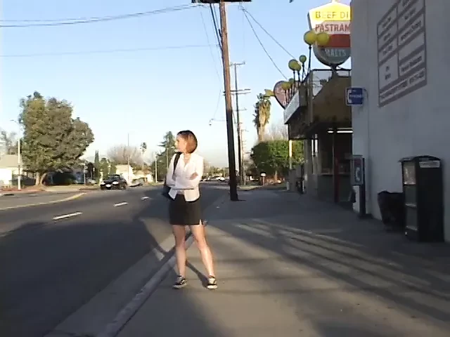 Doğal memeli genç esmer, havuz kenarında yakışıklı adamın zonklayan yarağına biniyor