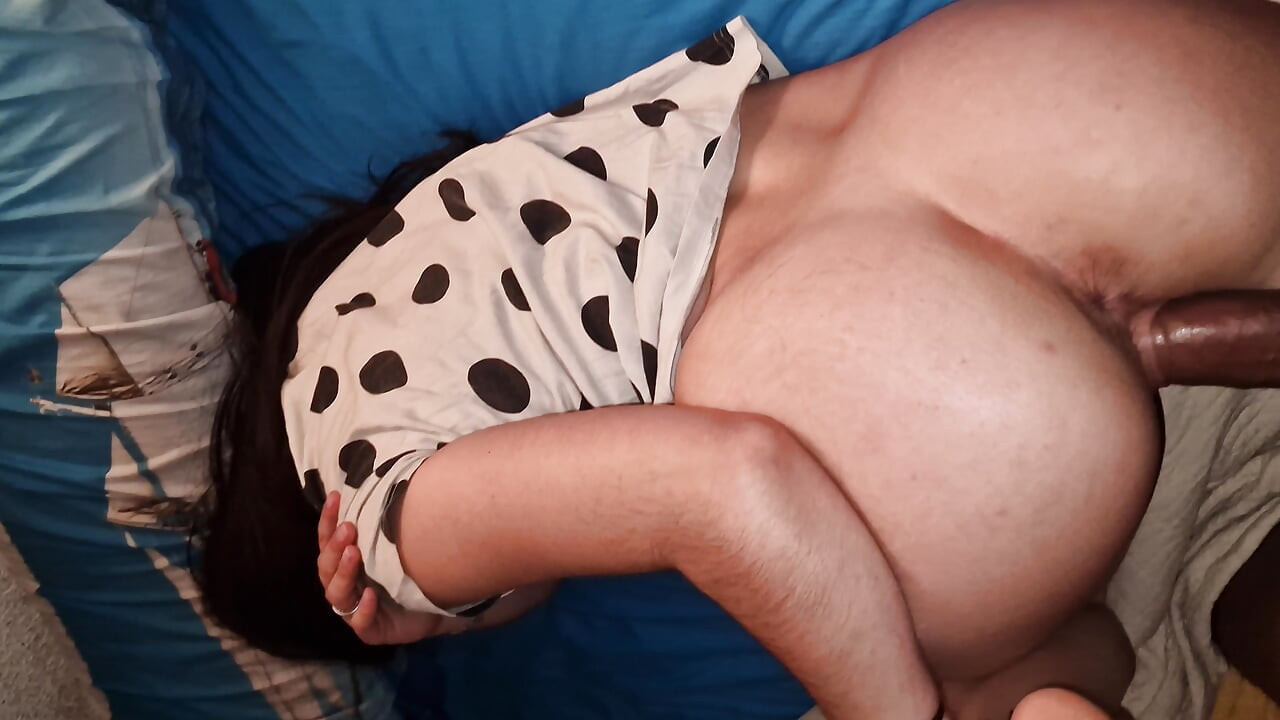 Ateşli orta yaşlı seksi üvey annem üvey babamdan kızıyor ve yatağıma geliyor, sonunda inadına dört ayak üzerinde sert sikişiyoruz