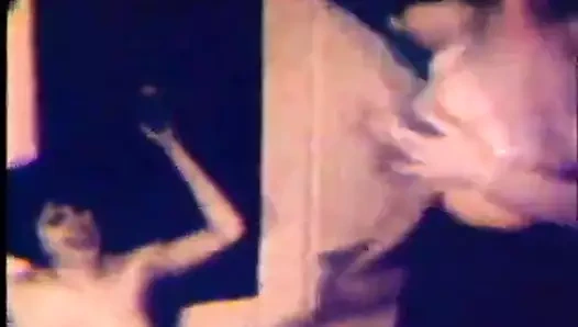 Üç seksi kızla bir şanslı dostum (1960'ların vintage)