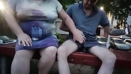 Bir bankta bahçede yarağımı sıvazlıyorum
