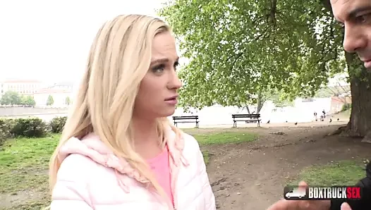 Oynak sarışın kristal caytlin seviyor seks içinde kamu