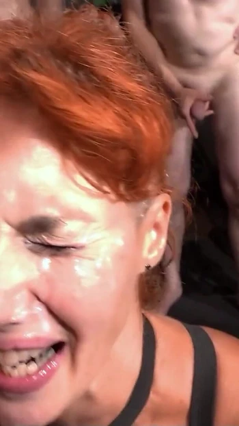 Необходимо поделиться моментом из "Немецкая худенькая рыжая зрелая спермаари на кримпай-гэнгбэнге с поклонниками в Берлине"