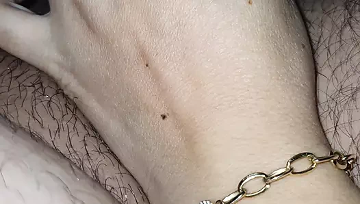 Üvey anne üvey oğlunun yarağını sallayarak ona elle muamele çekiyor