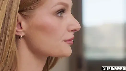 Orta yaşlı seksi kadın evli kızıl saçlı orta yaşlı seksi kadın Jessi Rae iş arkadaşını mükemmel itaatkar oğlan oyuncağı olması için eğitiyor