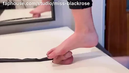 Yalınayak azdırıyor ve eziyor