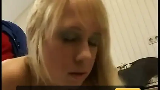 Sarışın esmer tarafından sikişilir ve gözetimlenir