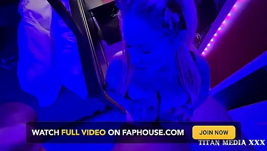 İri güzel orta yaşlı seksi kadın büyük zenci yarağını katlediyor ve yüzüne boşalma bakış açısı