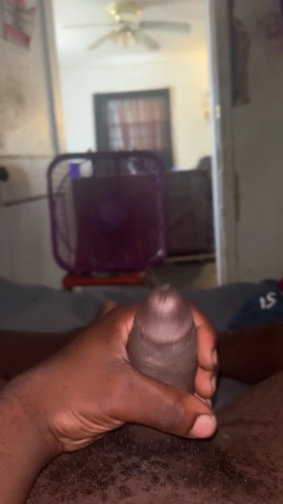 Ben mastürbasyon yaparken kapı açık porno izliyorum ve kimsenin beni yakalamamasını umarak boşalıyorum | Klip 1