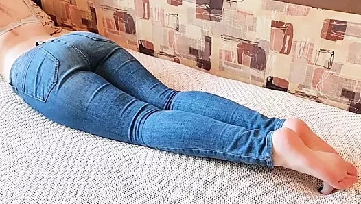 Becerdin onun üvey kız ile muhteşem ayaklar ve cums içeride kedi