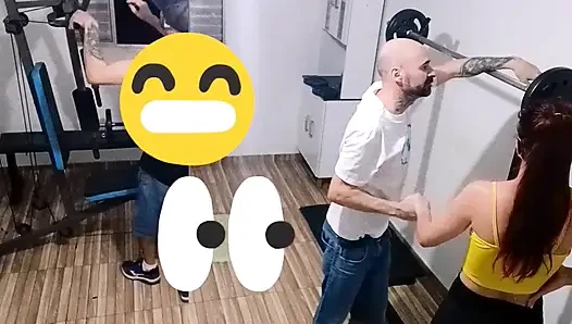 Żona zdradza męża na siłowni za jego plecami!