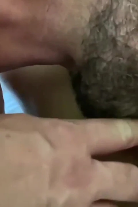 Ftm yakın çekimde büyük klitorisini emdiriyor ve yalatıyor
