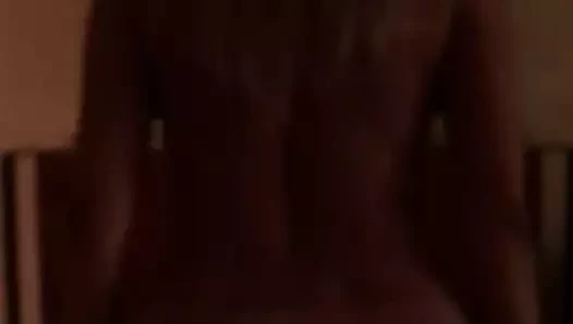 Güzel karım otelde, kucağımda.