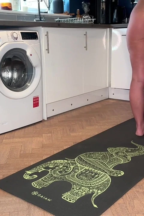 Mükemmel götümün görünümüyle çıplak mutfak yogası