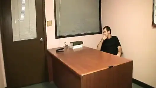 Allison Banks işten atıldığını sandı, yüzünü sırılsıklam etti