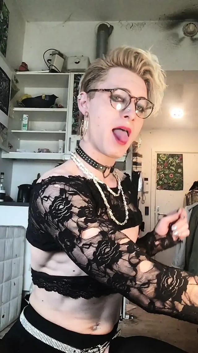 Kadın kılıklı kaltak boi jes brinch