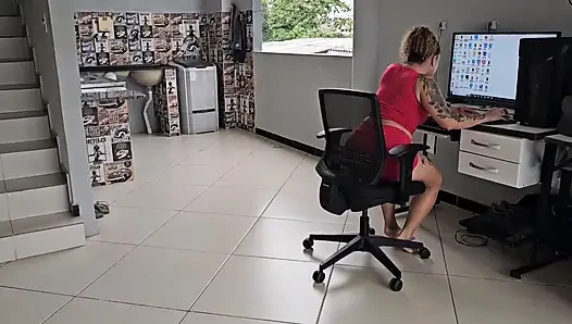 Masanın altına takıldım ve kalın penisini popoma yumruk attım, tüm kıvrımlarımı yırttım