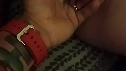 Tekrar tekrar parmaklıyor ve seksi fışkırtıyor