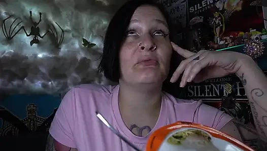 Dani takma olmadan ramen yiyor