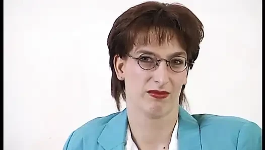 Seksi orta yaşlı seksi kadın tıraşlı amını büyük bir dildoyla sikiyor