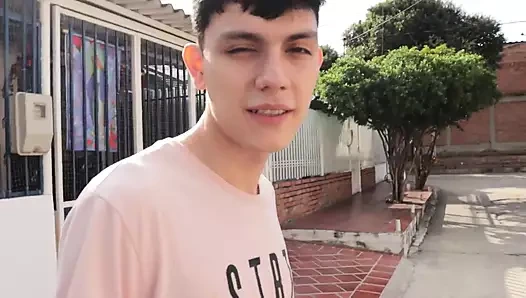 Üniversite yakınlarındaki azgın üvey kız kardeşimle röportaj, bana evimde sikişmemi söylüyor