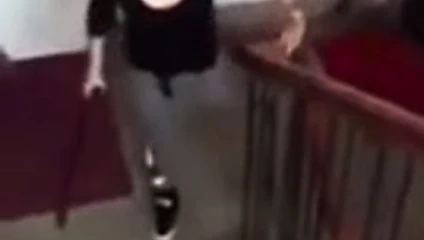 Ampute kız bir koltuk değneği ile merdivenlerden yukarı