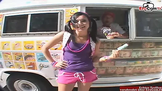 Küçük memeli genç kız paten ile araba seks için almak