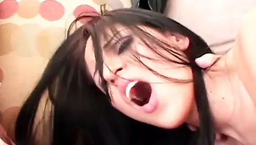 Seksi iç çamaşırlı genç latin kanepede adamın yarağına biniyor