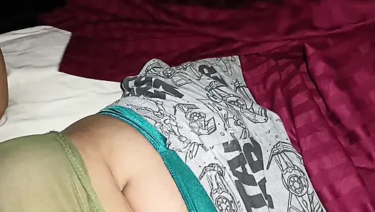 Kız arkadaşımı evde yalnızken götten çok sert sikiyorum! Yarağımı çıkardım ve çabucak bacaklarını açtırdı.