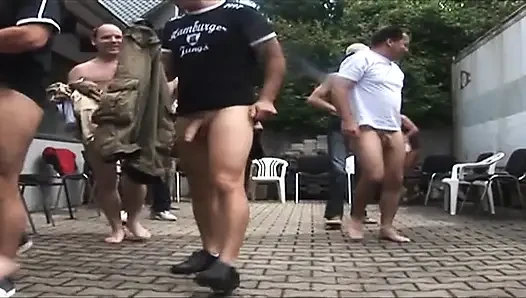 Olgun esmer ıslak grup seks çılgınlığında genişliyor