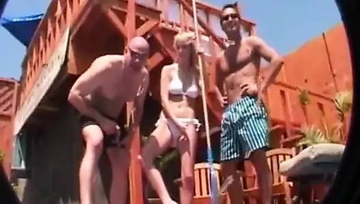 Sarışın ve esmer orta yaşlı seksi kadınlar vahşi ayak fetişi grup seks partisi