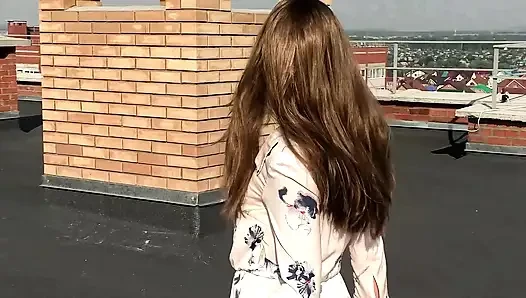 Yabancı evin çatısında tutkulu bir şekilde büyük bir penis emiyor, iç çamaşırına boşalıyor