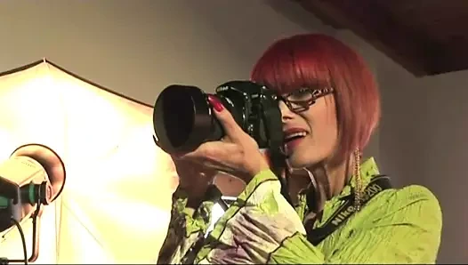 BU ORTA YAŞLı SEKSI KADıN VE BÜYÜK MEMELI ARKADAŞı LEZBIYEN ORGAZMıN TADıNı ÇıKARıYOR