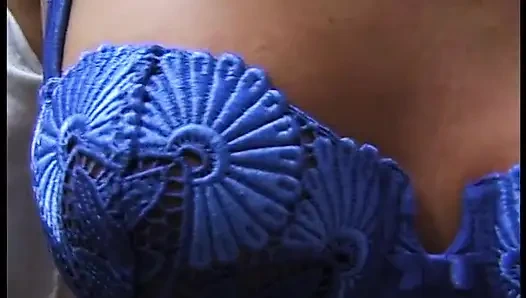 Rubia puta chupando polla en video en primer plano