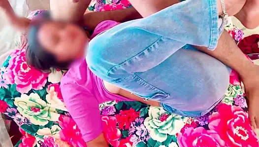 Hintli köylü fakir kız Soniya maaşını artırtığı için patronu tarafından sert sikişiyor güzel Hintli kız