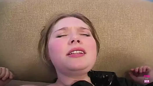 İki süper seksi lezbiyen arkadaş birbirlerinin büyük götlerini kırbaçlamanın tadını çıkarıyor