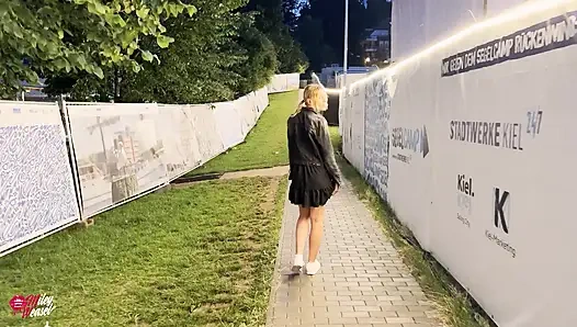 Sarışın orospu folk festivalinde çekildi ve yağmurda sevişti!!