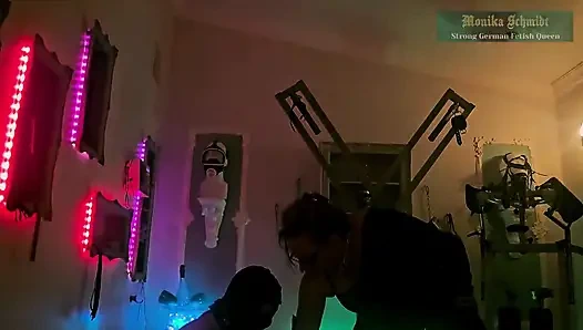 Monika Smith sakso eğitimi takma yaraklı kaltak sözlü aşağılama tükürüyor