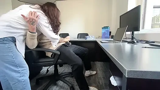 Sekreter ofiste yarağımı emiyor