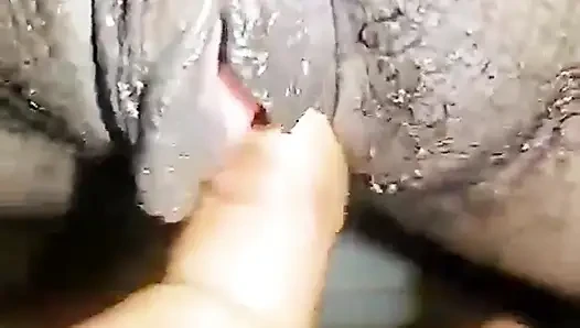 Şu Ugandalı Islak Amcık