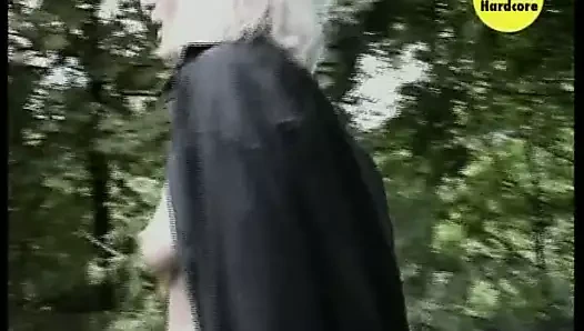 Analfick bei junger Blonde Spaziergaengerin