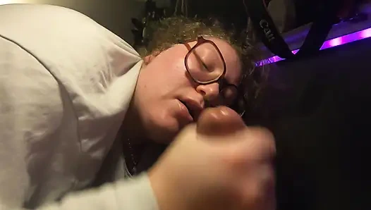 Gözlüklü masum tombul beyaz inek kız yarak emiyor ve dölünü yalıyor