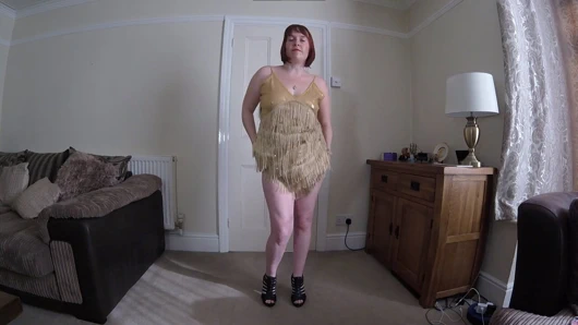 Seksi evli kadın akşam elbisesi ve topuklu ayakkabılarla striptiz yapıyor