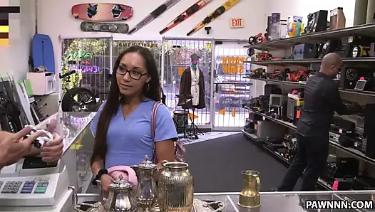 Cesur hemşire para için her şeyi yapar - xxx piyon