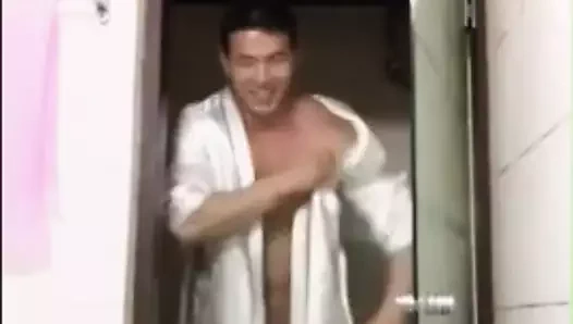 Koreli bodubuilder mastürbasyon