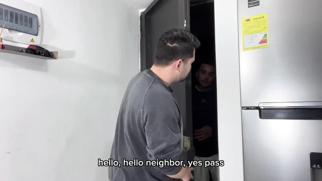 Kız arkadaşımla komşum evime geliyor ve ilk kez götümü yalıyor